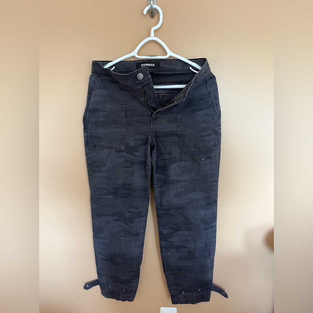 Size 6 Express cropped straight high rise dark grey camo pants.